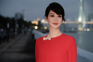 Dương Tử diện váy đỏ, xuất hiện với vẻ ngoài rạng rỡ đầu năm mới