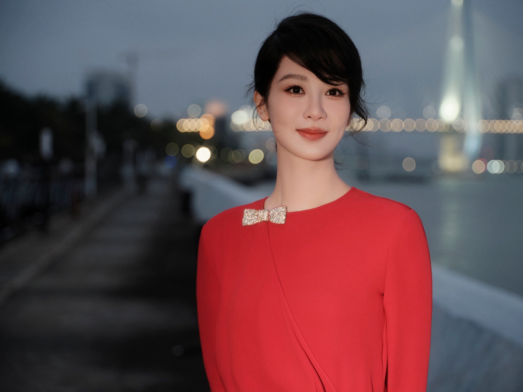 Dương Tử diện váy đỏ, xuất hiện với vẻ ngoài rạng rỡ đầu năm mới - Ảnh 2