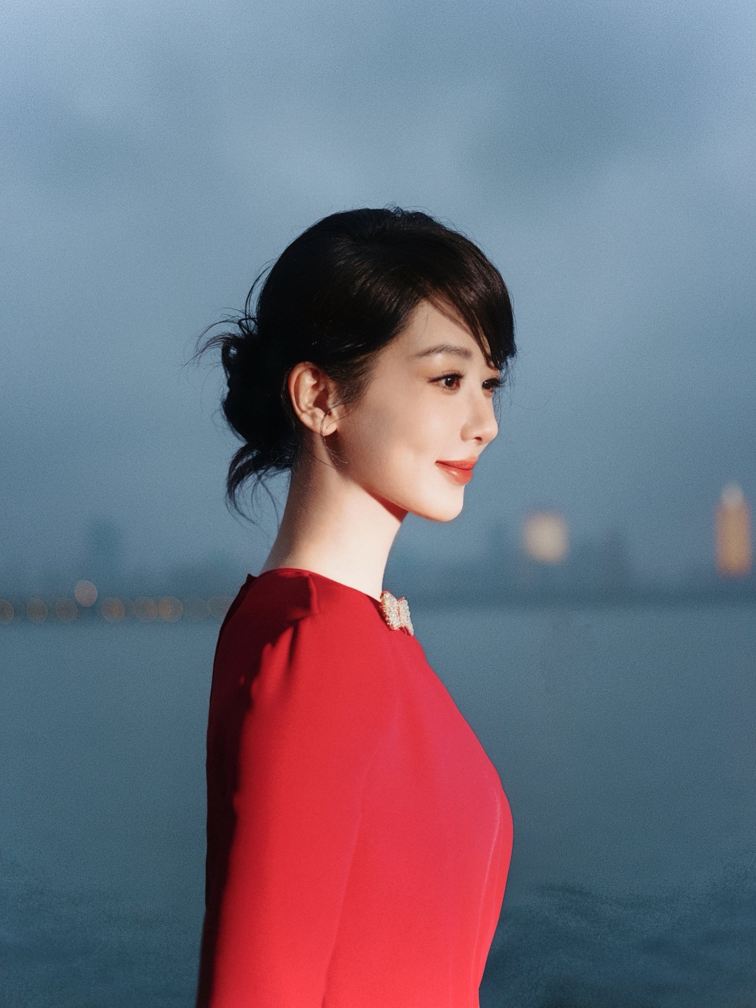 Dương Tử diện váy đỏ, xuất hiện với vẻ ngoài rạng rỡ đầu năm mới - Ảnh 4