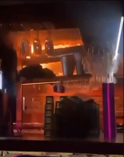 Khu vực quầy bar bốc cháy