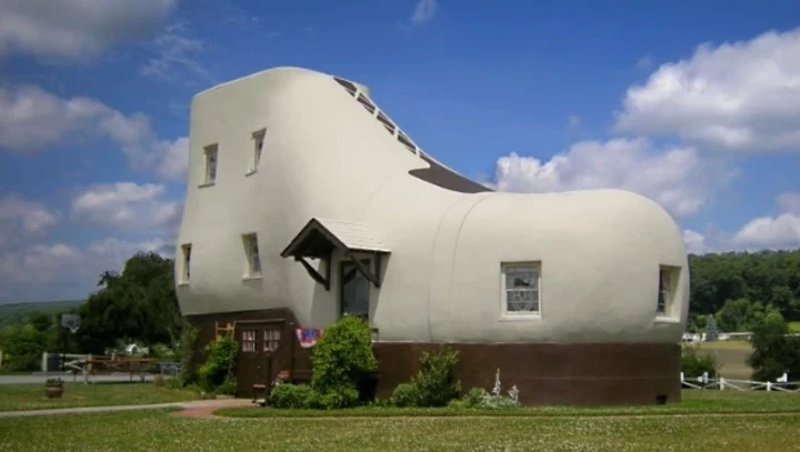 Ngôi nhà có hình dáng chiếc giày khổng lồ gây ấn tượng với chiều cao hơn 8m và chiều dài khoảng 15m. Bên trong công trình này được bố trí đầy đủ không gian sinh hoạt, gồm một phòng khách, ba phòng ngủ và hai phòng tắm. Chủ nhân của ngôi nhà là Mahlon Haines - doanh nhân nổi tiếng trong lĩnh vực kinh doanh giày dép tại thị trấn Hellam, bang Pennsylvania (Mỹ). Hiện nay, công trình độc đáo này mở cửa đón khách tham quan theo mùa, từ tháng 6 - 10 hằng năm.