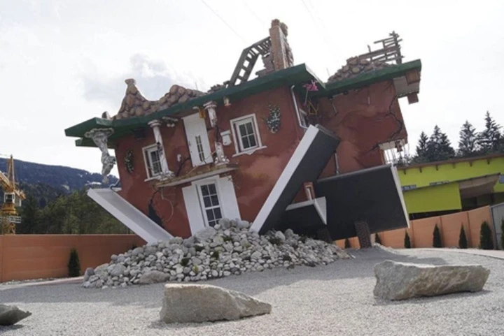 Mở cửa lần đầu tiên vào năm 2012, Haus steht Kopf nhanh chóng trở thành điểm tham quan thu hút du khách tại làng Tirol, Áo. Công trình gây ấn tượng bởi không gian bên trong được thiết kế đảo ngược, khi toàn bộ đồ nội thất được gắn cố định trên “trần nhà”. Nổi bật trong số đó là chiếc VW Beetle treo lơ lửng, tạo cảm giác như có thể rơi xuống “sàn nhà” bất cứ lúc nào, mang lại trải nghiệm thị giác độc đáo cho người tham quan.