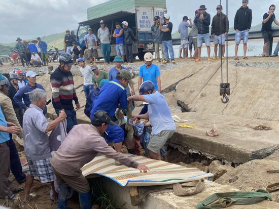 Trú mưa dưới bờ kè, 4 người tử vong khi mảng bê tông đổ sập