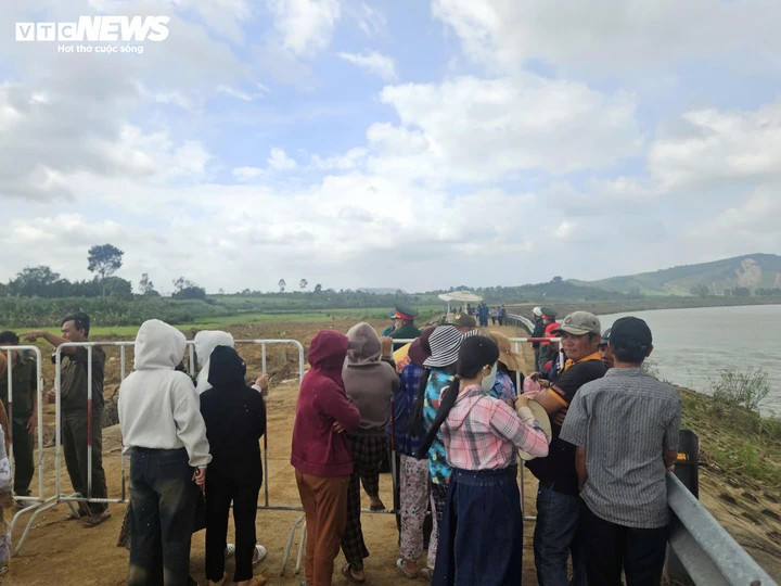 Cơ quan chức năng đang khám nghiệm hiện trường.