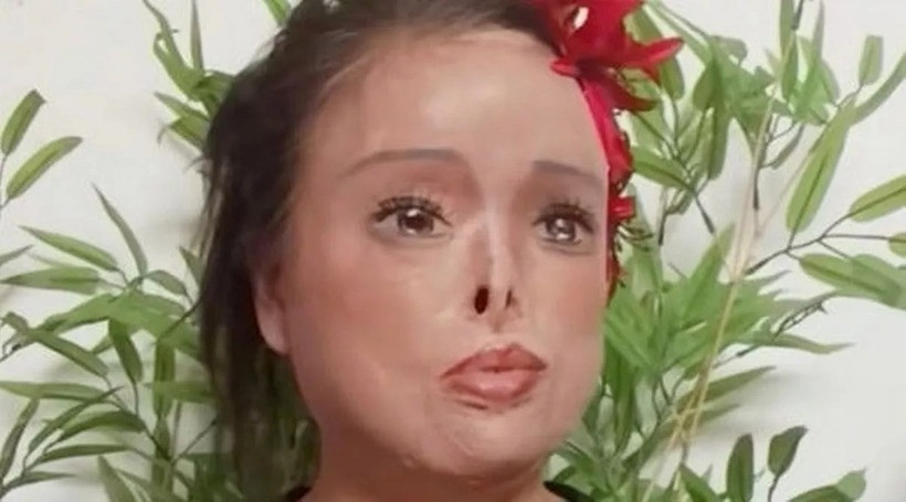 Để bản thân tự tin hơn, An Hua, 47 tuổi, ở tỉnh Sơn Đông tự vẽ lại mắt, mũi, lông mày.