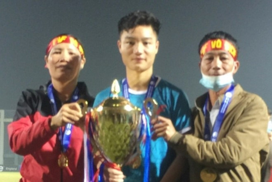 Bố tiền vệ Xuân Bắc nấu cháo gà, cùng 20 người chờ xem bán kết U23 châu Á