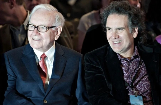 Con trai Warren Buffett: Lớn lên trong căn nhà bình thường, tới năm 25 tuổi tình cờ đọc tạp chí mới biết bố là tỷ phú