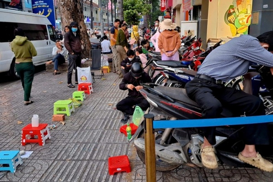 Dậy từ mờ sáng xếp hàng mua vàng, chuyên gia cảnh báo nguy cơ 'đu đỉnh'