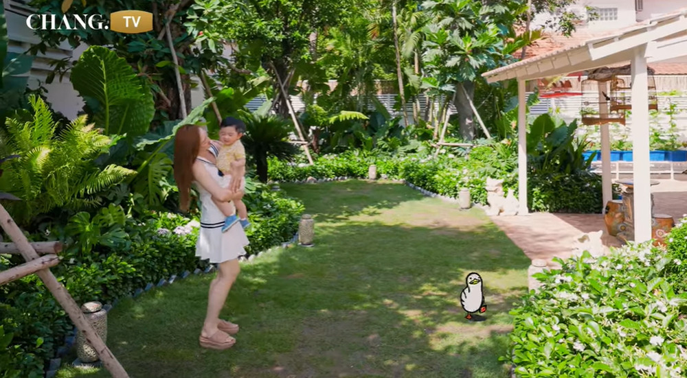 Khu vườn xanh mướt của Chi Bảo và vợ trẻ: Không gian sống lý tưởng tại TP . HCM - Ảnh 11.