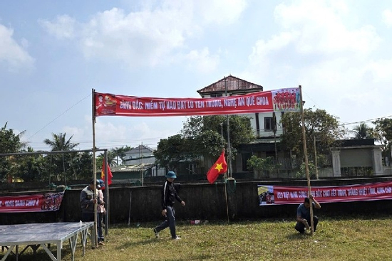 Người dân quê nhà Đình Bắc lắp màn hình cỡ lớn “tiếp lửa” U23 Việt Nam