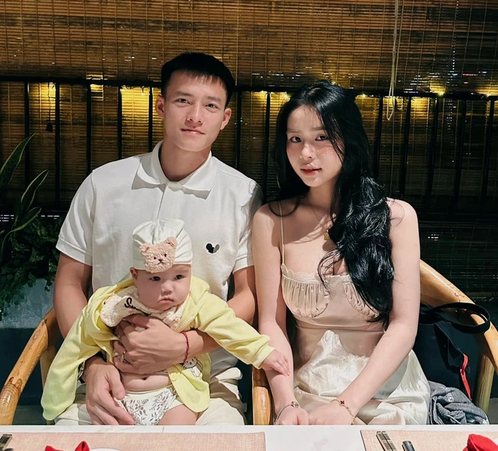 Giữa năm 2025, Ngọc Lan sinh con gái đầu lòng. Do bận thi đấu, Thanh Nhàn không thể ở bên vợ lúc vượt cạn và phải đến hai tháng sau mới có dịp về thăm vợ con. Trên mạng xã hội, cầu thủ thường xuyên chia sẻ hình ảnh gia đình, không giấu niềm tự hào khi có vợ đẹp, con ngoan.