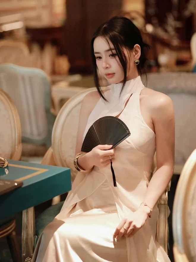 Sau khi sinh con gái đầu lòng vào đầu năm 2025, cô nhanh chóng lấy lại vóc dáng thon gọn, tiếp tục công việc cá nhân