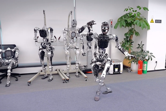 Robot hình người Trung Quốc thực hiện điệu nhảy siêu khó