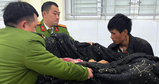 Thai phụ bị đá lăn trúng đầu và bụng