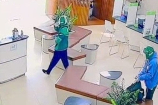 Vụ cướp ngân hàng ở Gia Lai: Công an truy tìm nguồn gốc áo, mũ Grab