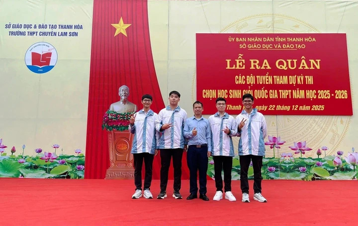 Lê Vĩnh Kỳ (ngoài cùng, bên trái), Lê Phúc Khánh (ngoài cùng, bên bên phải) cùng thầy giáo chủ nhiệm Bùi Văn Bình (giữa) trong ngày ra quân đội tuyển học sinh giỏi Toán.