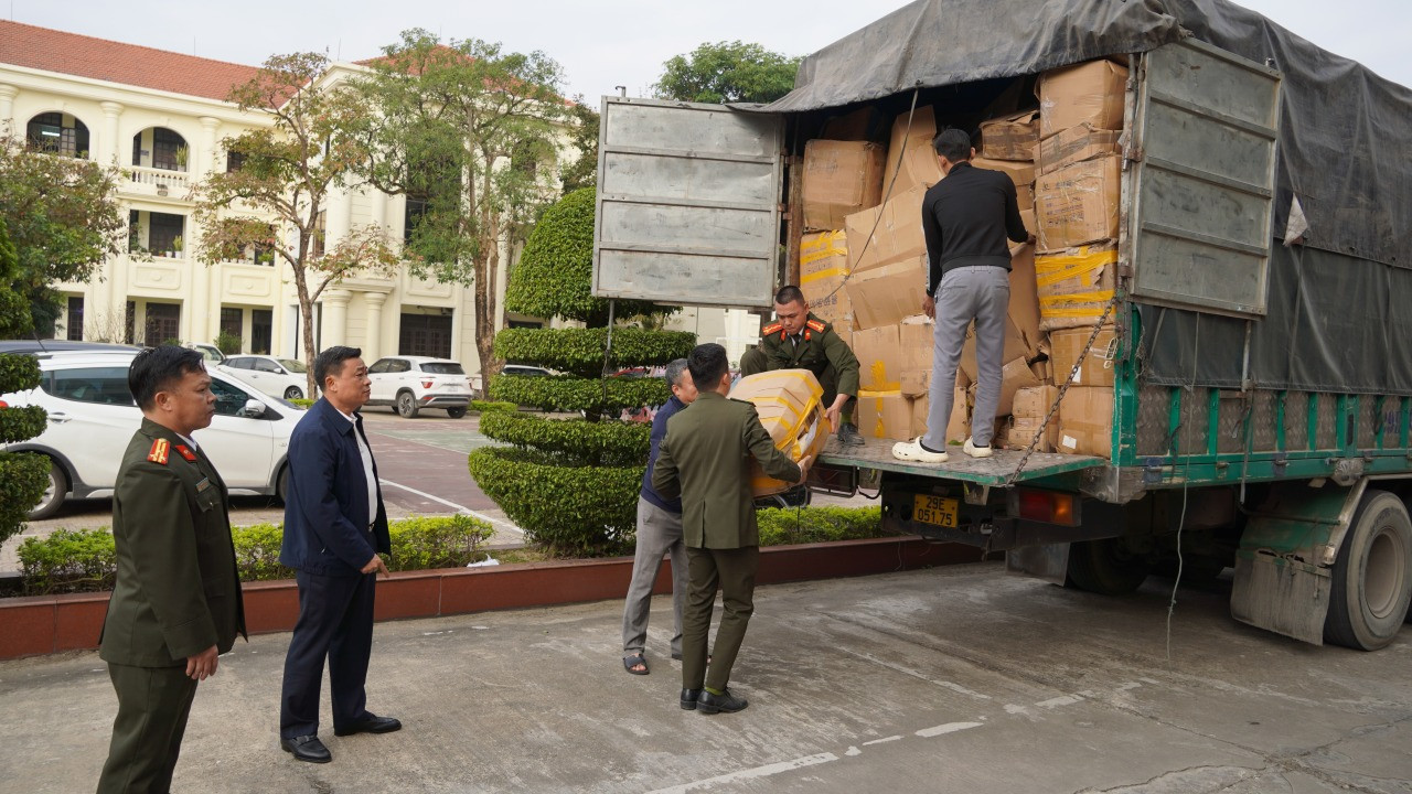 Buôn 25 tấn mỹ phẩm giả từ Trung Quốc, bán qua Facebook và Shopee thu lợi hàng chục tỉ đồng - Ảnh 3.