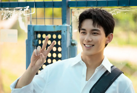 Nữ người mẫu phải trả giá vì rao bán ảnh nóng của nam thần Ngô Lỗi - Ảnh 1