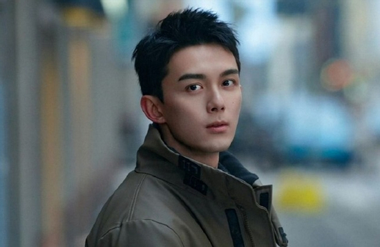 Nữ người mẫu phải trả giá vì rao bán ảnh nóng của nam thần Ngô Lỗi