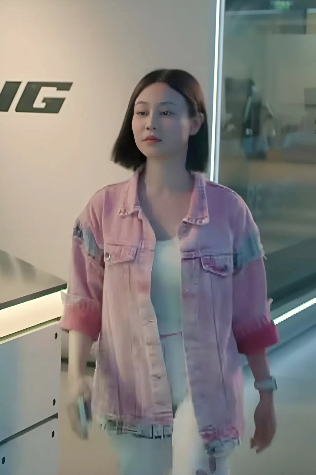 Phong cách 2 nữ chính phim giờ vàng: Bên cực sang chảnh, bên khó hiểu hết sức - Ảnh 9.