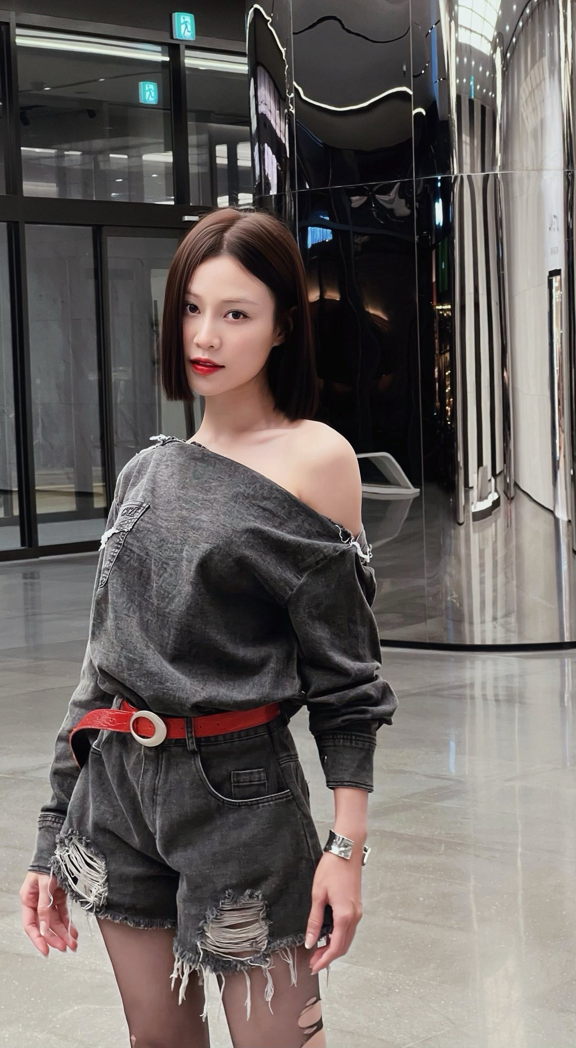 Phong cách 2 nữ chính phim giờ vàng: Bên cực sang chảnh, bên khó hiểu hết sức - Ảnh 10.