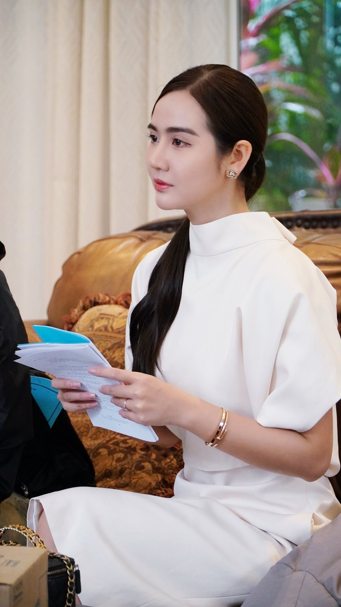 Phong cách 2 nữ chính phim giờ vàng: Bên cực sang chảnh, bên khó hiểu hết sức - Ảnh 2.