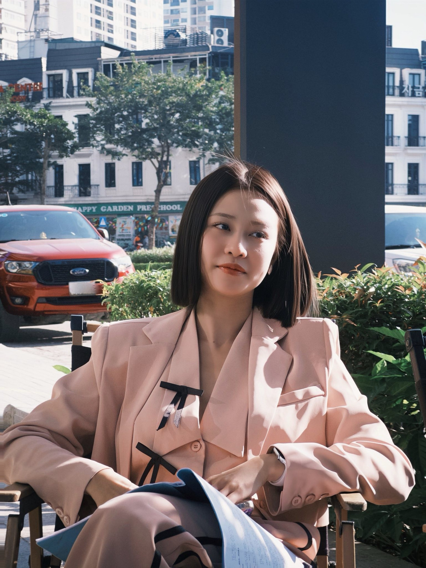 Phong cách 2 nữ chính phim giờ vàng: Bên cực sang chảnh, bên khó hiểu hết sức - Ảnh 5.