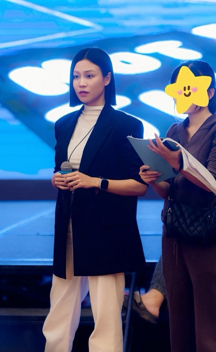 Phong cách 2 nữ chính phim giờ vàng: Bên cực sang chảnh, bên khó hiểu hết sức - Ảnh 6.