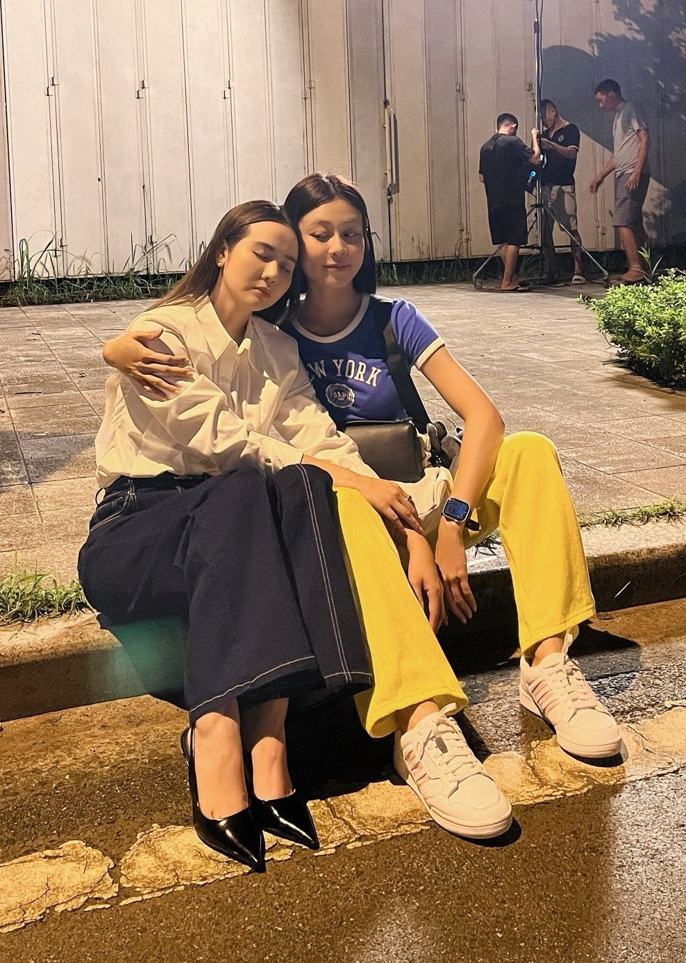 Phong cách 2 nữ chính phim giờ vàng: Bên cực sang chảnh, bên khó hiểu hết sức - Ảnh 4.