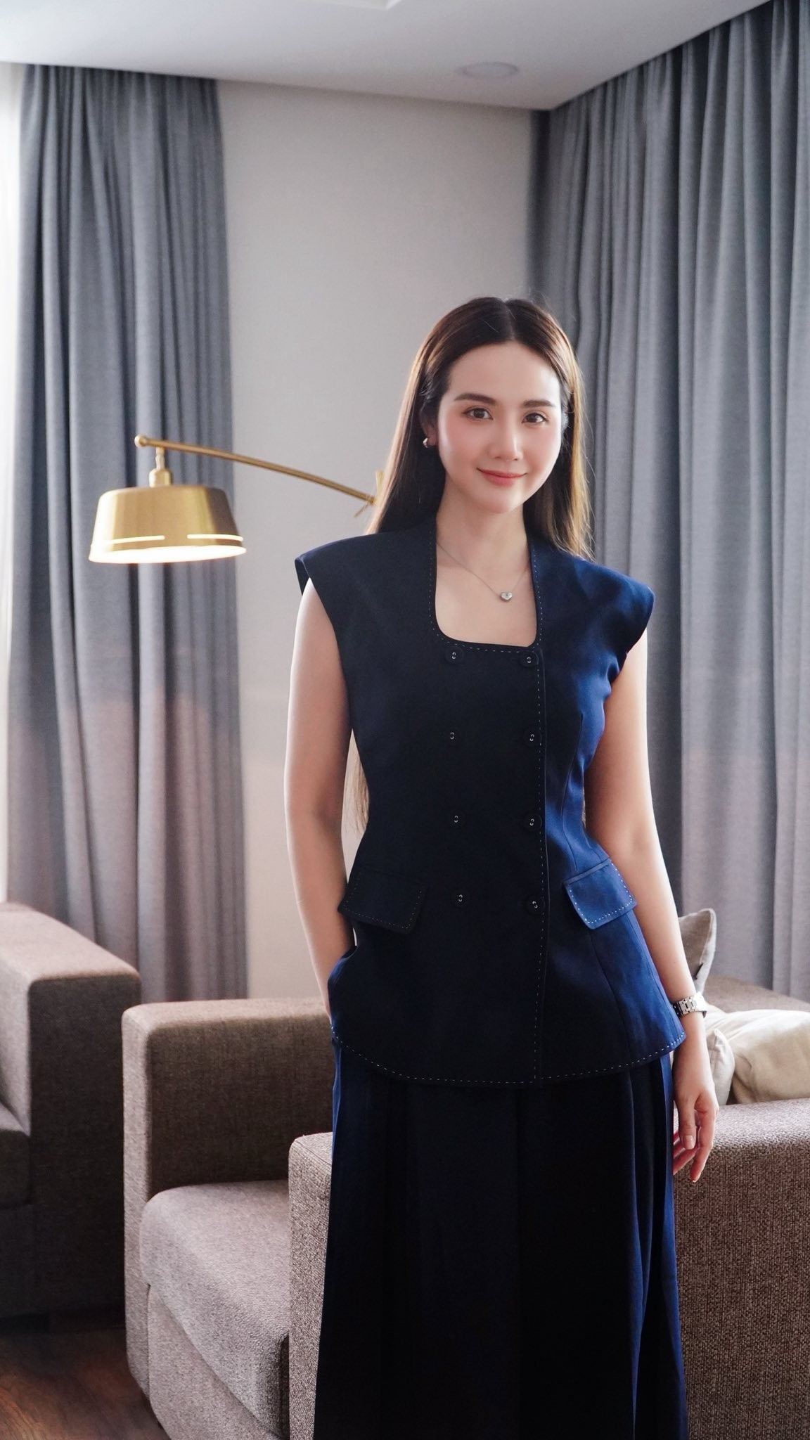 Phong cách 2 nữ chính phim giờ vàng: Bên cực sang chảnh, bên khó hiểu hết sức - Ảnh 1.