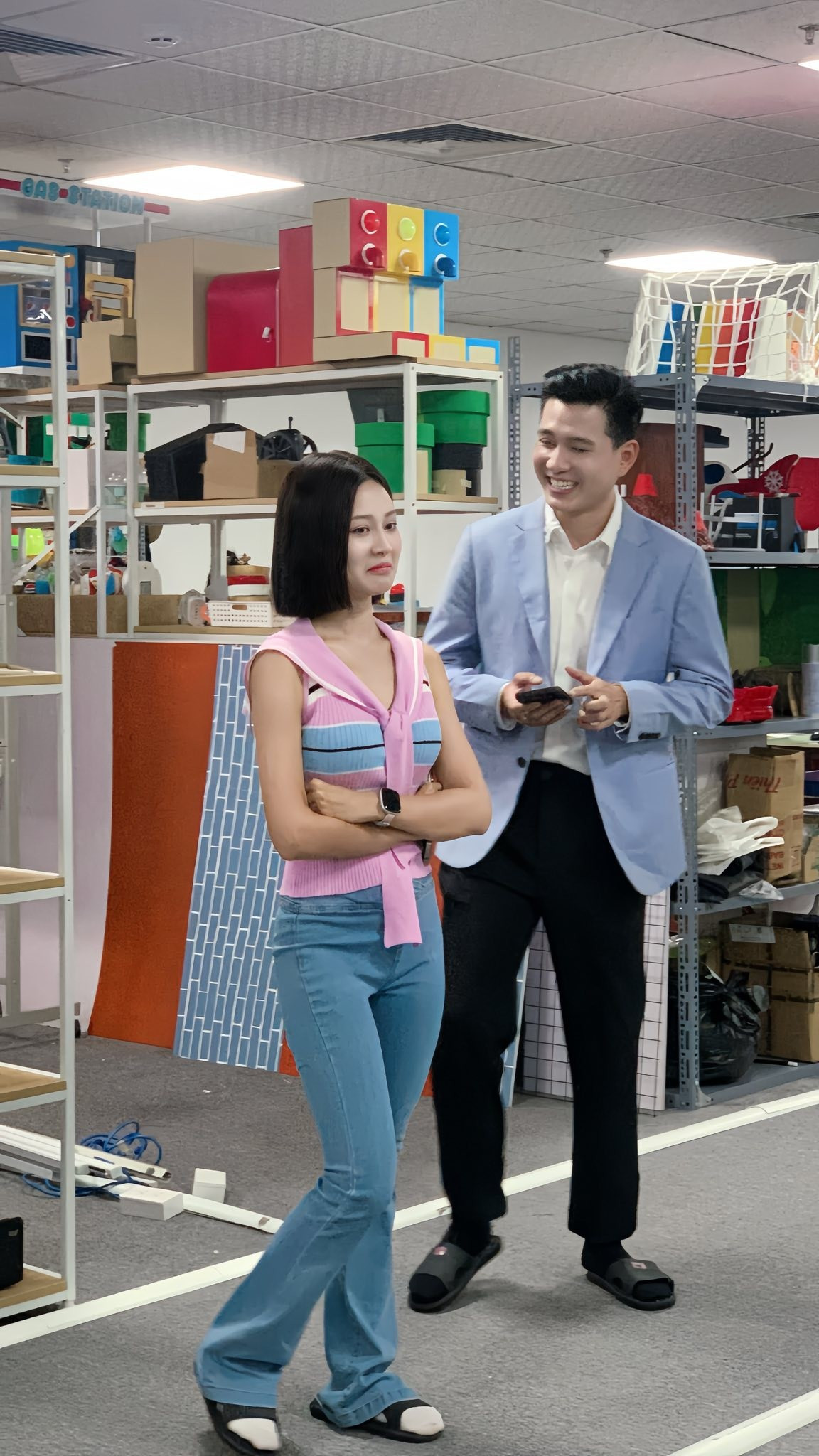 Phong cách 2 nữ chính phim giờ vàng: Bên cực sang chảnh, bên khó hiểu hết sức - Ảnh 8.