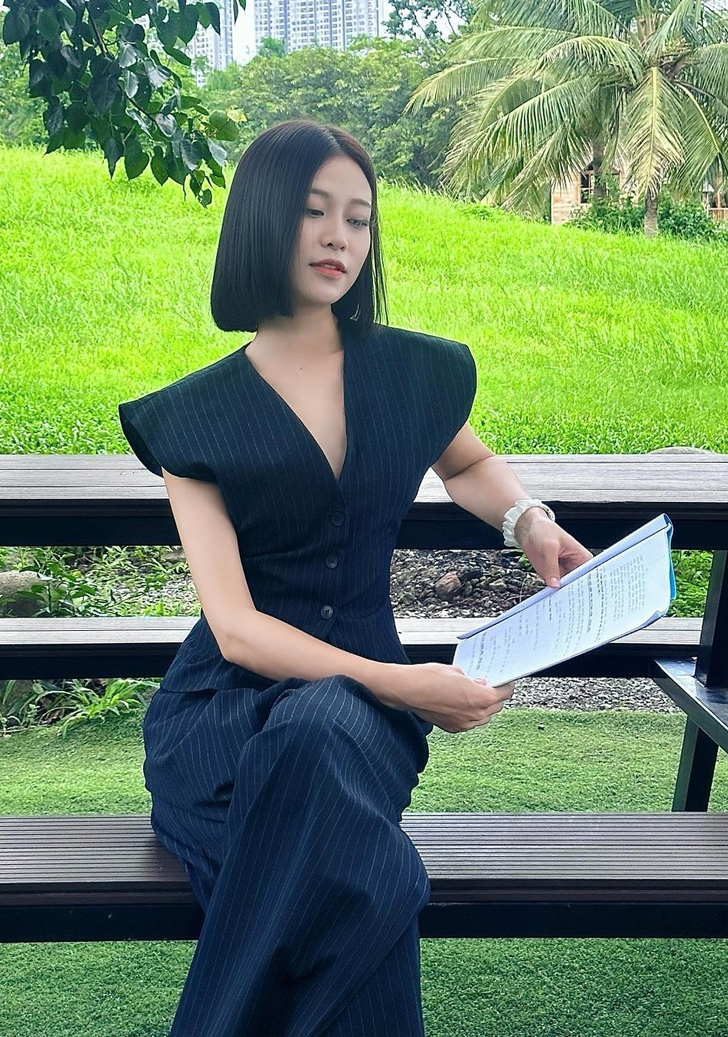 Phong cách 2 nữ chính phim giờ vàng: Bên cực sang chảnh, bên khó hiểu hết sức - Ảnh 13.