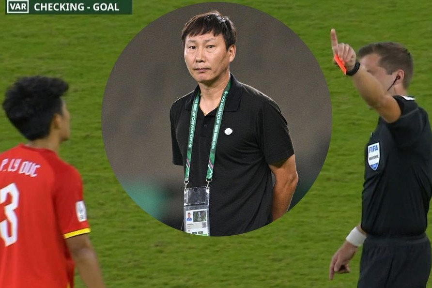 Trung vệ U23 Việt Nam dính thẻ đỏ lần đầu lên tiếng: 'Em xin cúi đầu xin lỗi…'