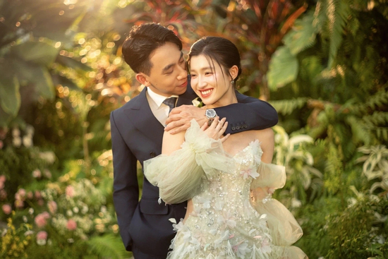 Ảnh cưới lãng mạn của Á hậu Phương Nhi và chồng doanh nhân