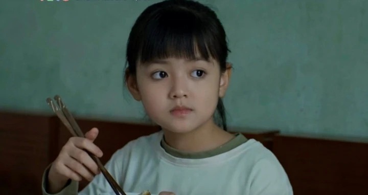 Diễn Viên Nhí 8 Tuổi Gây Sốt Phim Giờ Vàng Vtv Vì 'Lấy Nước Mắt Khán Giả' Tuổi Còn Nhỏ Nhưng Nhi Đã Phải Trải Qua Biến Cố Lớn Khi Mẹ Mất Sớm Và Về Sống Cùng Người Bố Không Biết Mặt Suốt Nhiều Năm. Sự Hiểu Chuyện Của Một Cô Bé Khiến Khán Giả Không Khỏi Xúc Động.
