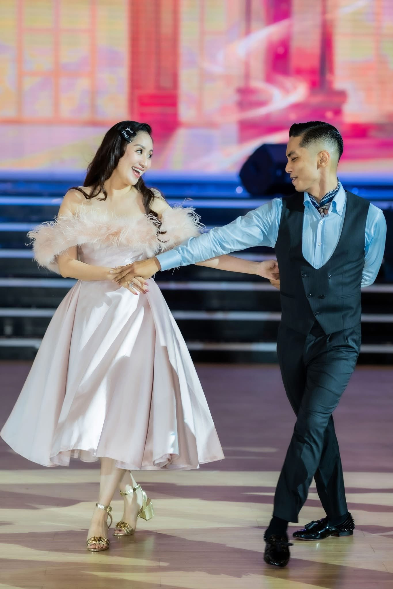 Hôn Nhân Của Cặp Cô Trò Nghệ Sĩ: Vợ Là Viện Trưởng Hơn Chồng 11 Tuổi, Chia Tay Nhiều Lần Vẫn Quay Lại 61589058514647055983476009201819828123551280N