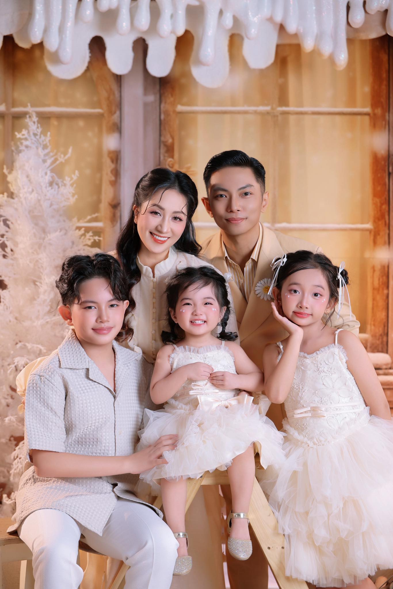 Hôn Nhân Của Cặp Cô Trò Nghệ Sĩ: Vợ Là Viện Trưởng Hơn Chồng 11 Tuổi, Chia Tay Nhiều Lần Vẫn Quay Lại 6056712201454724542679039694938839844487914N