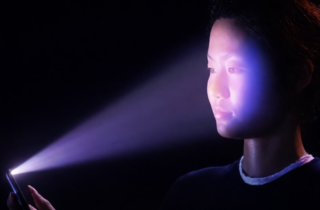 FaceID dưới màn hình iPhone.png
