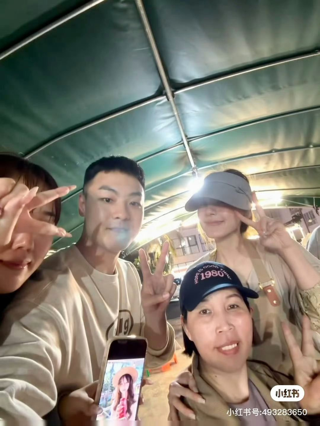 Loạt Ảnh Triệu Lộ Tư Đi Bán Hàng Rong Đang Gây Bão Mạng Xã Hội Loạt Ảnh Triệu Lộ Tư Đi Bán Hàng Rong Đang Gây Bão Mạng Xã Hội - Ảnh 3