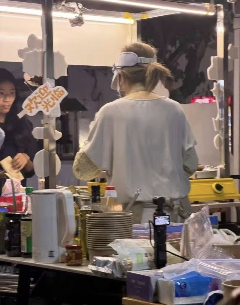 Loạt Ảnh Triệu Lộ Tư Đi Bán Hàng Rong Đang Gây Bão Mạng Xã Hội - Ảnh 2