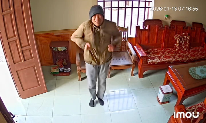 Người bố hạnh phúc nhảy cẫng lên, ngay sau đó lập tức đi làm món bún cá con thích. (Ảnh chụp màn hình)