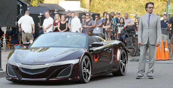 Diễn viên Robert Downey Jr. lái chiếc Acura NSX Roadster trong phim