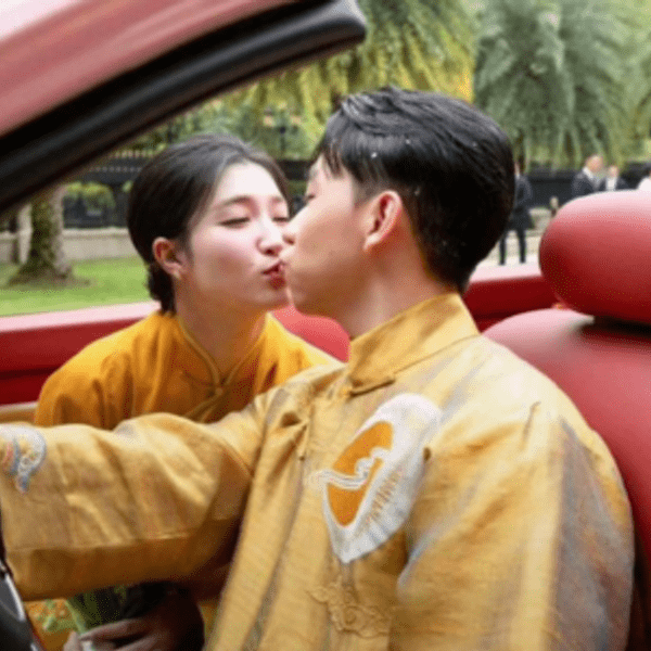 Ảnh hot: Phương Nhi và Minh Hoàng khoá môi cực ngọt trên xe mui trần