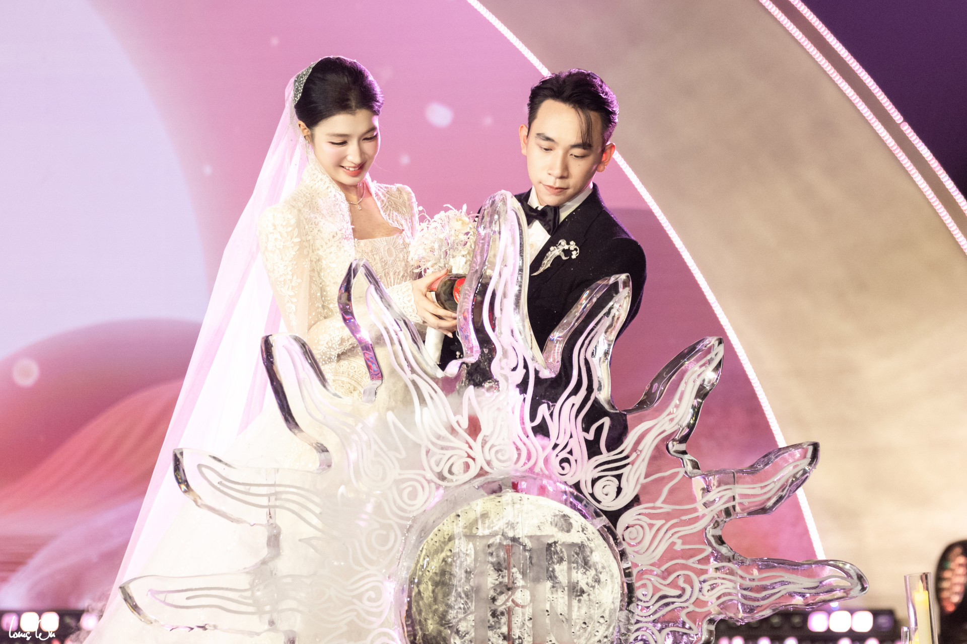 anh 9cap doi cung thuc hien nghi thuc rot ruou giao duyen gui gam mong uoc hanh phuc se tran day 133929