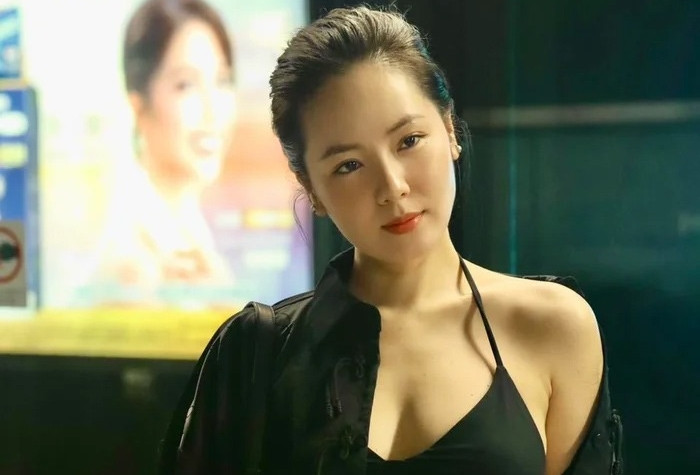 Khó rời mắt trước vẻ đẹp gợi cảm của Phương Linh khi diện váy khoe vòng một hững hờ插图3