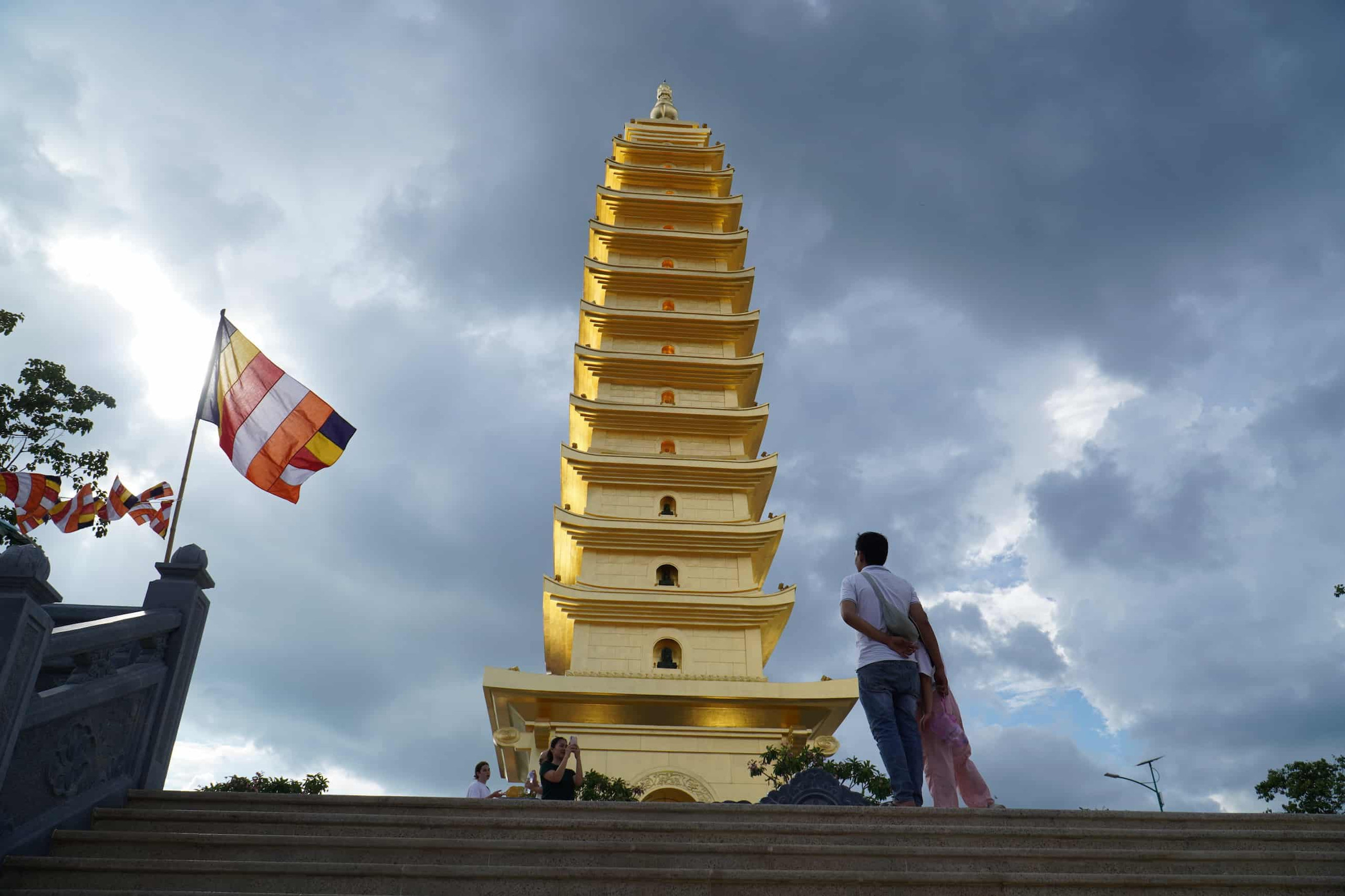 Gallery - Cận cảnh ngôi chùa có bảo tháp dát vàng mà Á hậu Phương Nhi làm lễ Hằng thuận