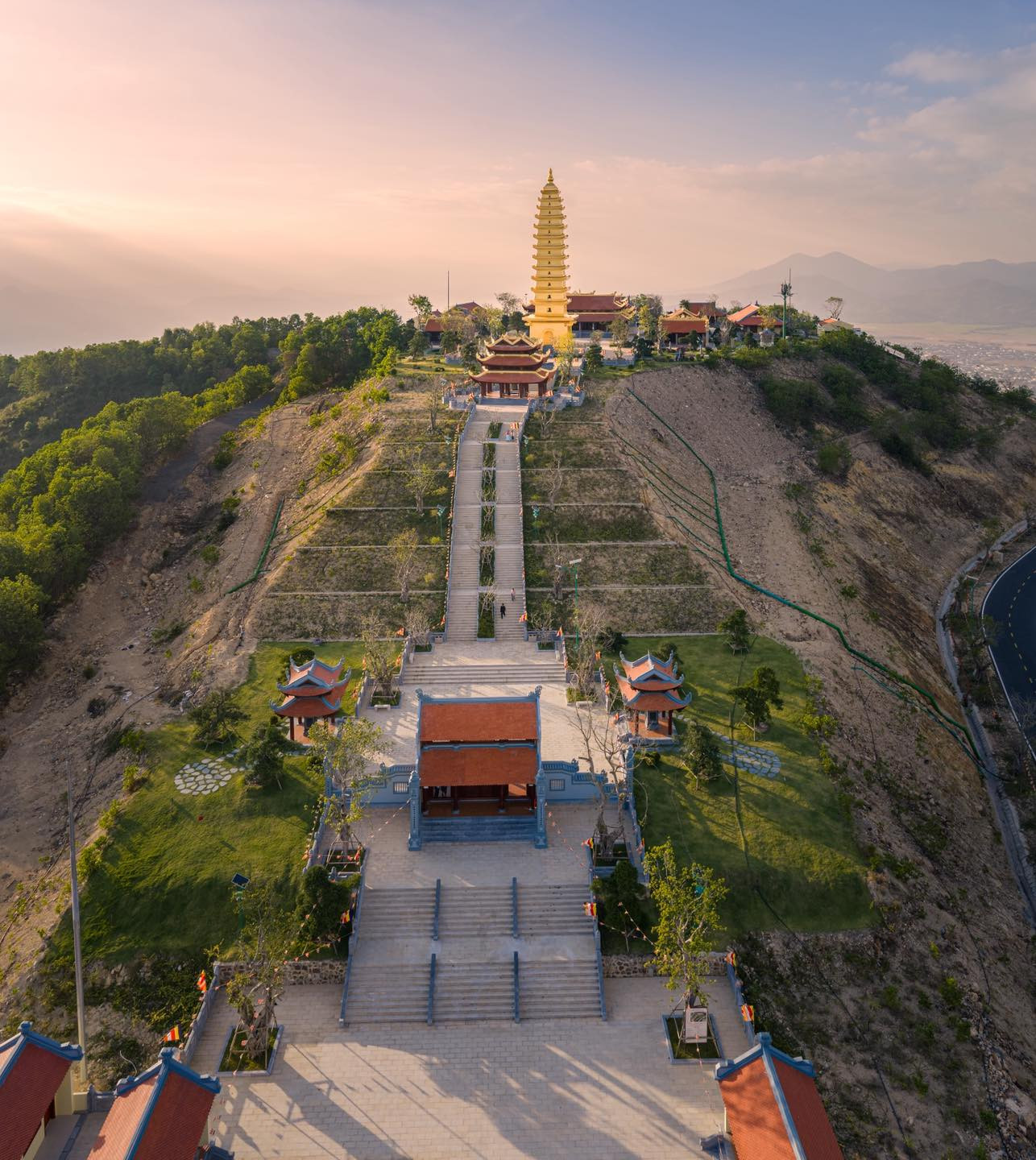 Cận cảnh ngôi chùa có bảo tháp dát vàng - Nơi doanh nhân Minh Hoàng và Á hậu Phương Nhi làm lễ Hằng thuận - Ảnh 10.