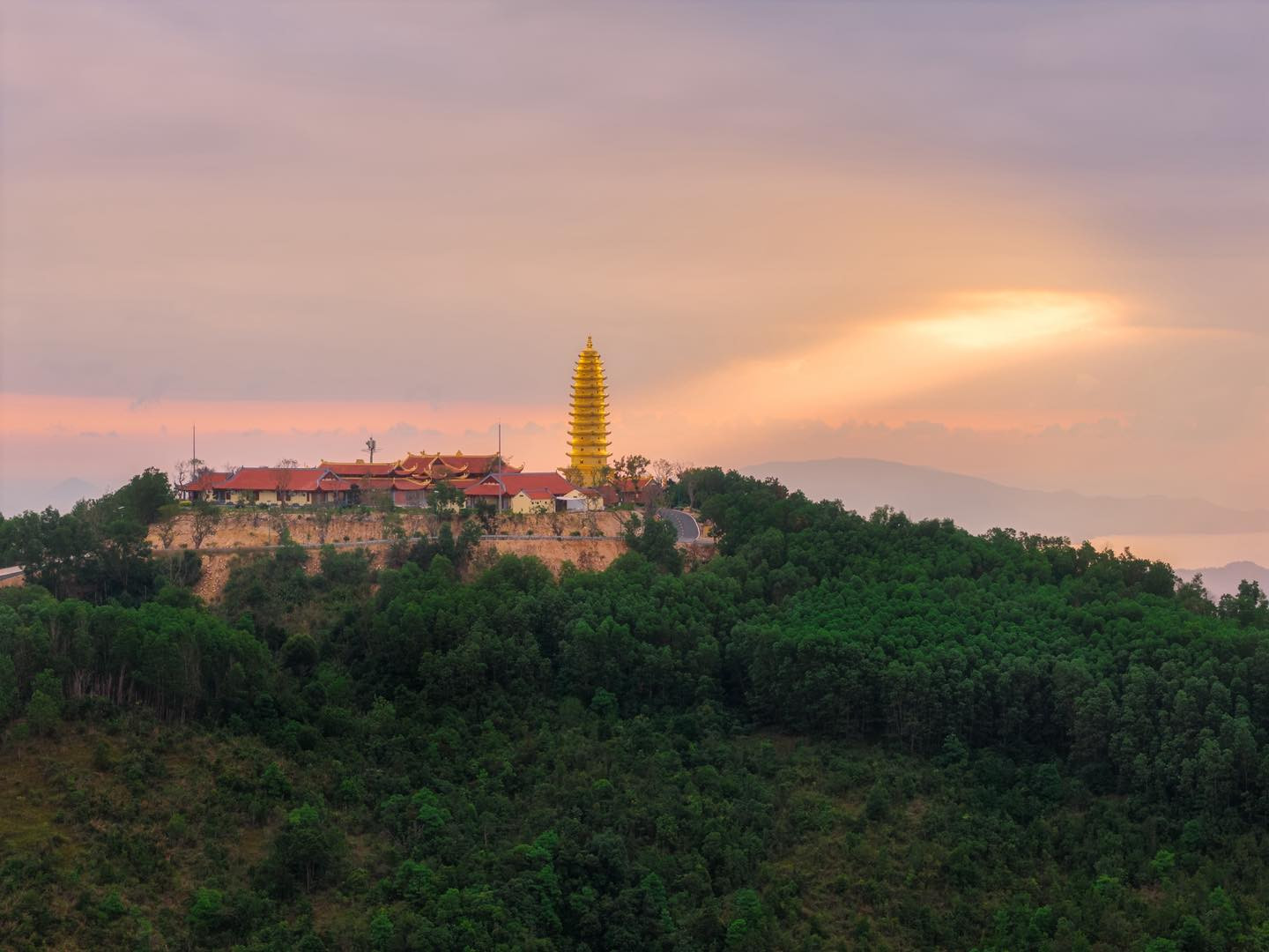 Cận cảnh ngôi chùa có bảo tháp dát vàng - Nơi doanh nhân Minh Hoàng và Á hậu Phương Nhi làm lễ Hằng thuận - Ảnh 9.