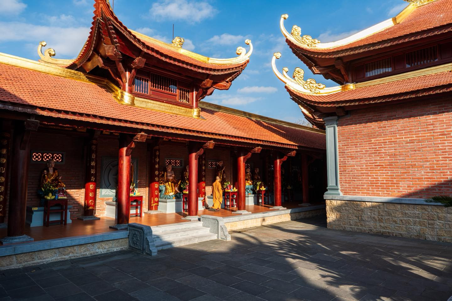 View - Cận cảnh ngôi chùa có bảo tháp dát vàng mà Á hậu Phương Nhi làm lễ Hằng thuận