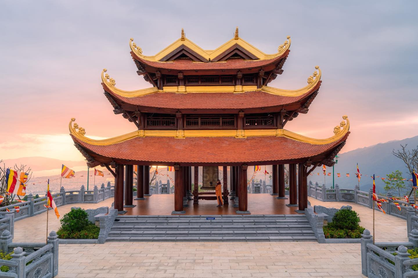 View - Cận cảnh ngôi chùa có bảo tháp dát vàng mà Á hậu Phương Nhi làm lễ Hằng thuận